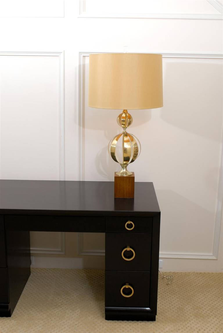 Mid-Century moderno Squisita coppia di lampade a sfera in ottone tagliato impilato in vendita