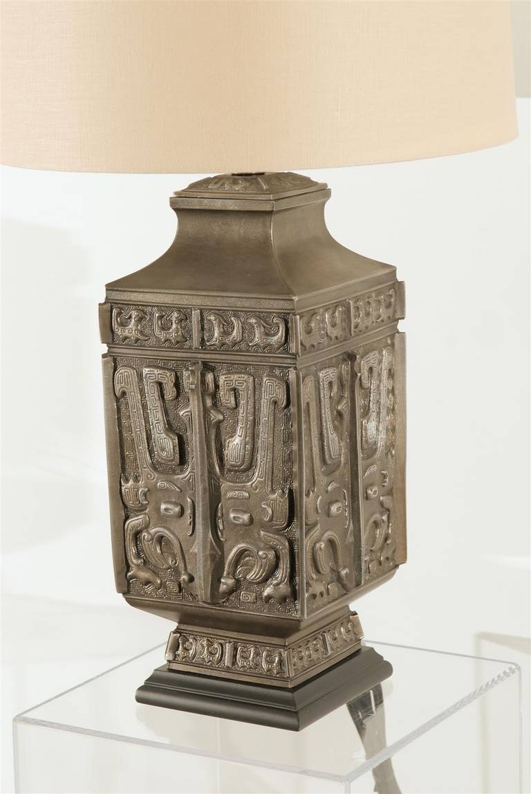 Milieu du XXe siècle Spectaculaire paire de lampes-urnes asiatiques en étain moulé en vente