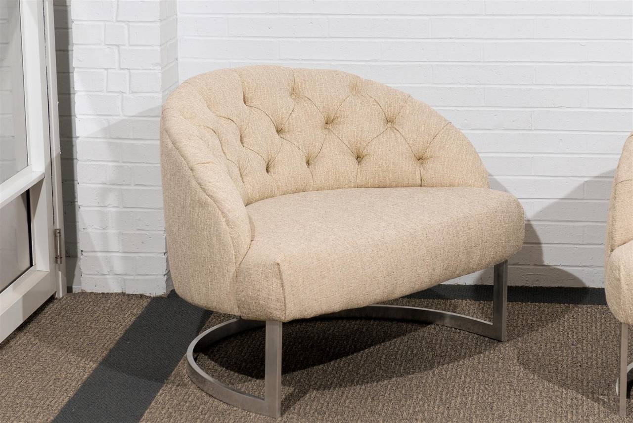Inconnu Paire de fauteuils de salon touffetés à grande échelle dans le style de Harvey Probber en vente