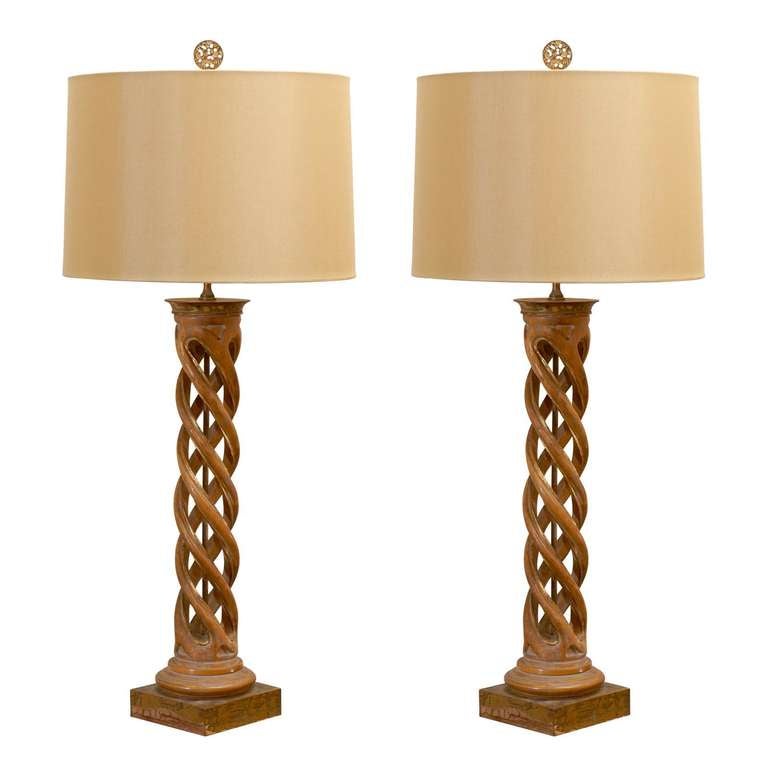 Un asombroso par de lámparas Helix de Frederick Cooper, hacia 1950. Madera de frutal tallada con un sutil detalle dorado. Estas piezas añadirán sofisticación e impacto de diseño a cualquier habitación. Excelente estado de restauración. Recableado,