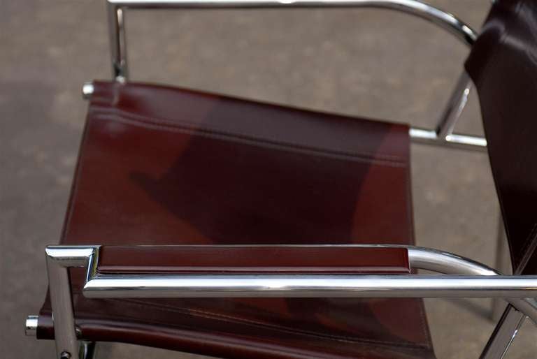 Striking Pair of Tubular Chrome Lounge/Club Chairs in Cordovan Leather In Excellent Condition In Atlanta, GA