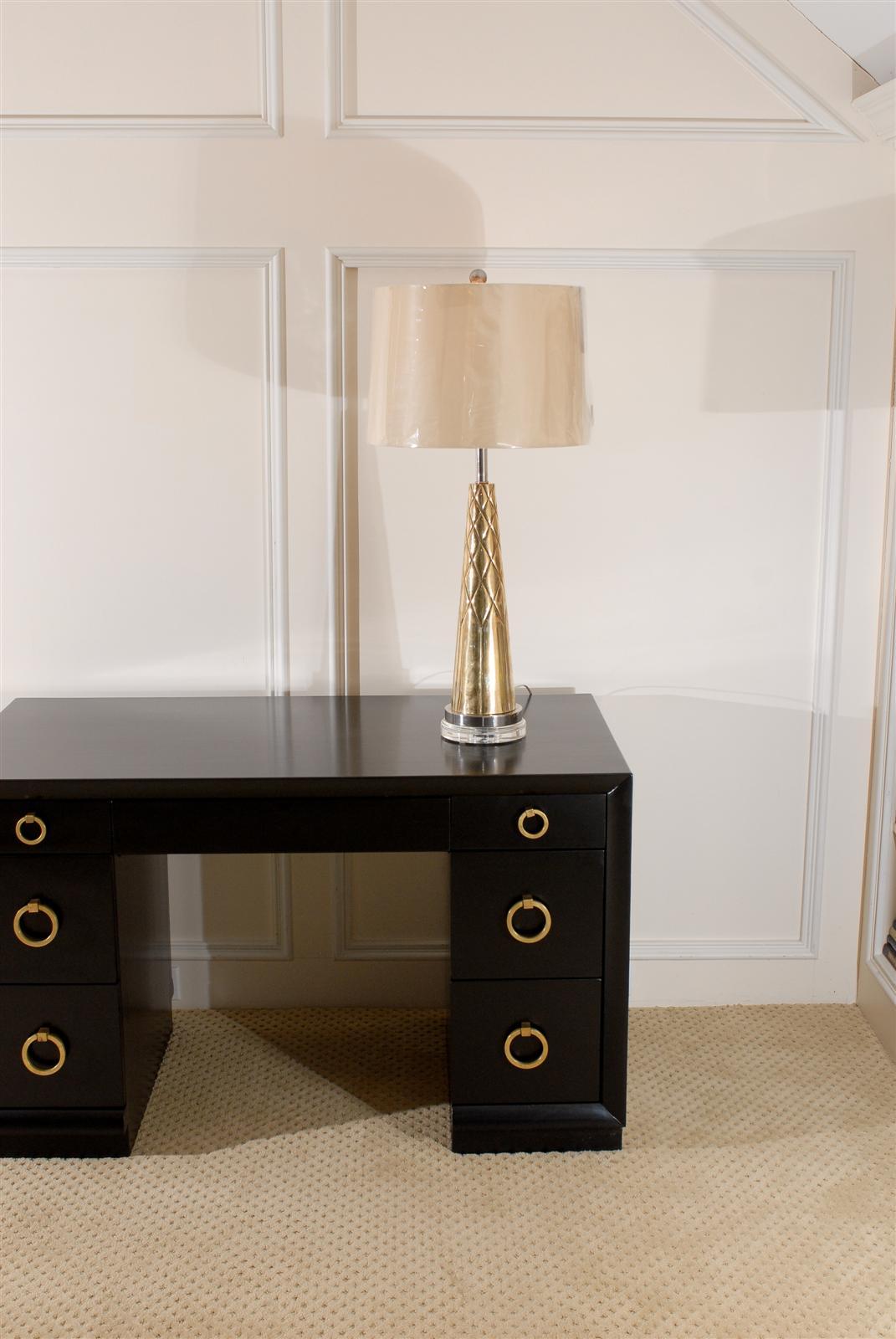 Mid-Century moderno Squisita coppia di lampade moderne a cono incise in nichel e ottone in vendita