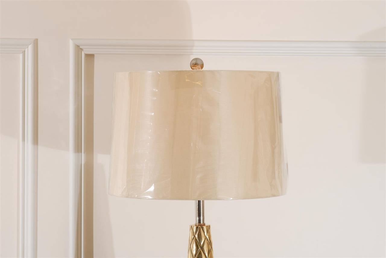 Squisita coppia di lampade moderne a cono incise in nichel e ottone In condizioni ottime in vendita a Atlanta, GA