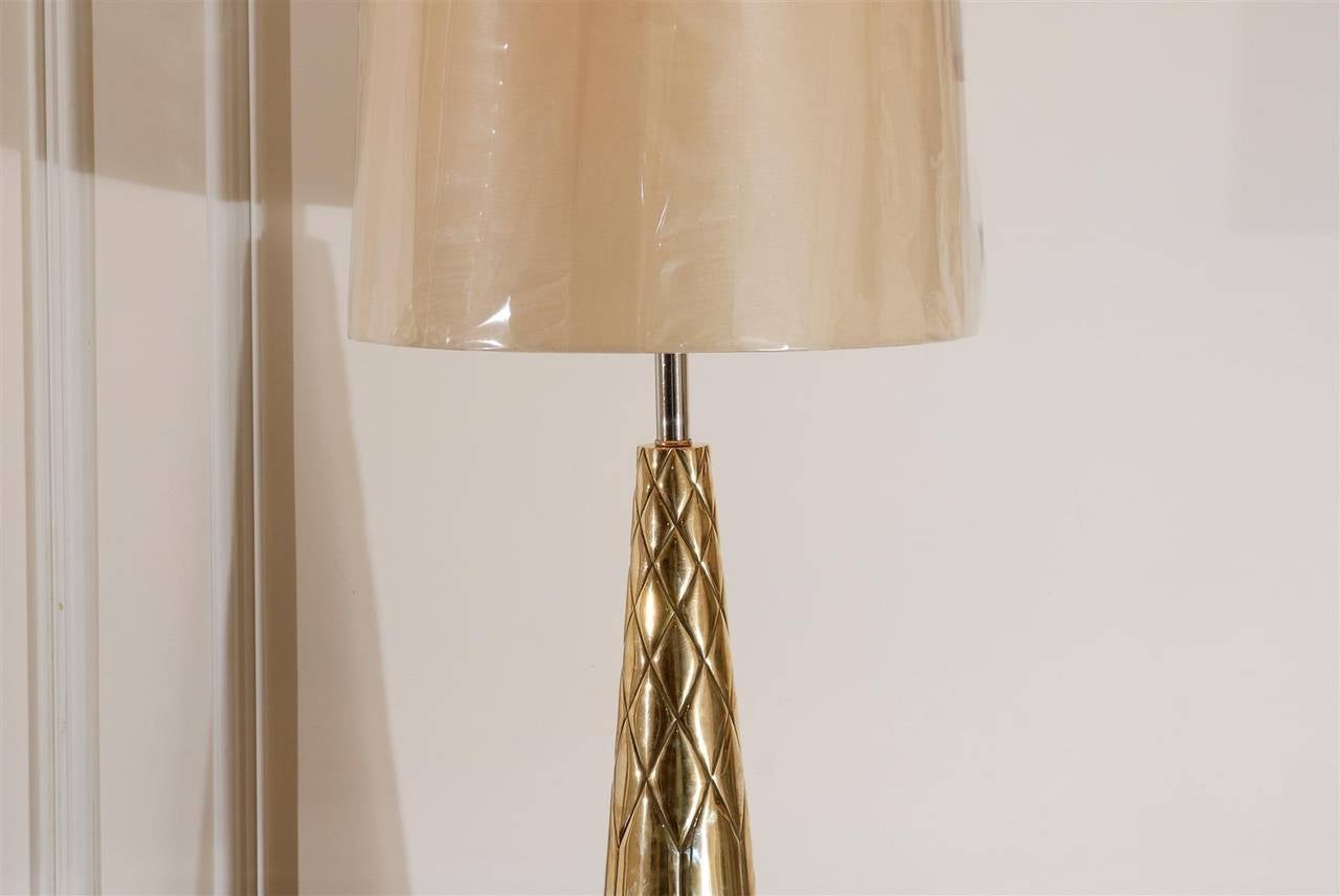 Sconosciuto Squisita coppia di lampade moderne a cono incise in nichel e ottone in vendita