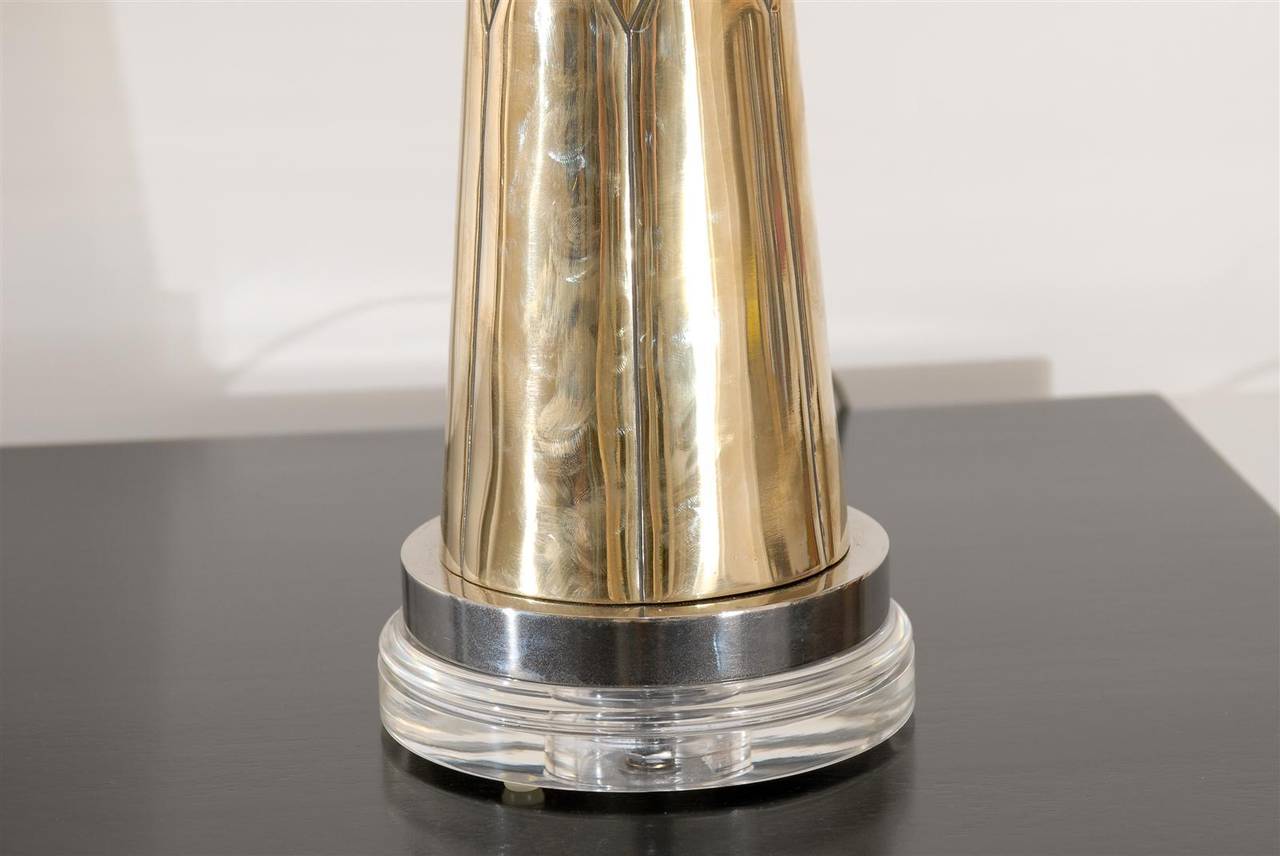 Metà XX secolo Squisita coppia di lampade moderne a cono incise in nichel e ottone in vendita