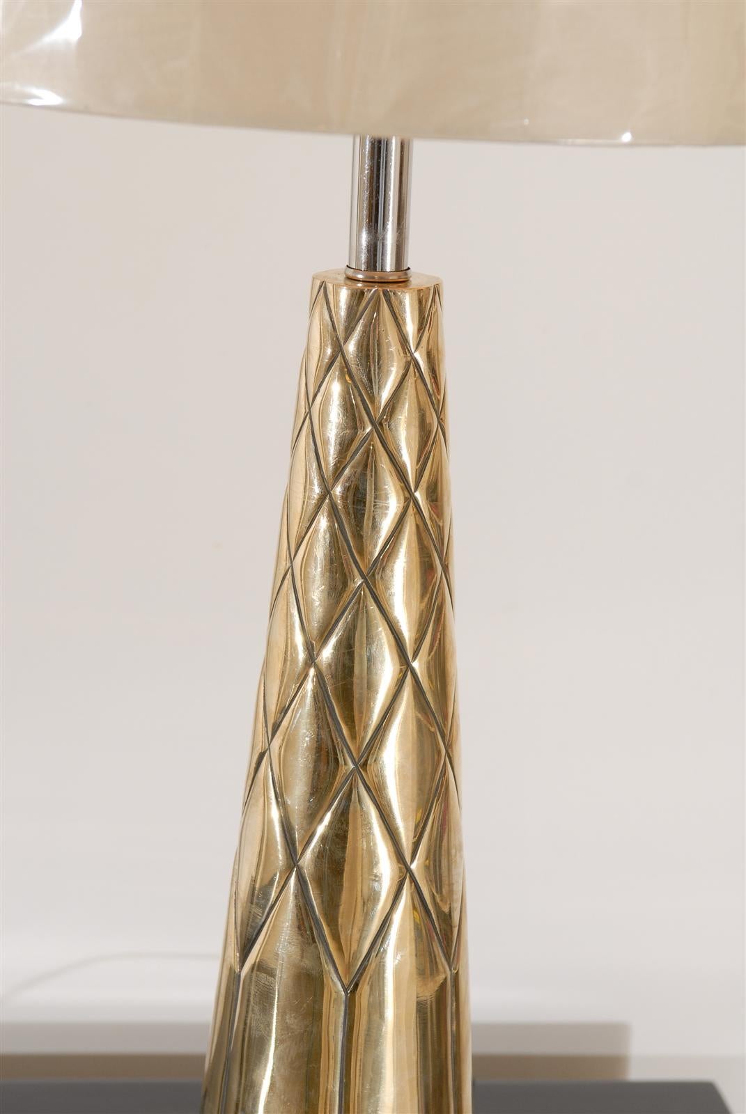 Ottone Squisita coppia di lampade moderne a cono incise in nichel e ottone in vendita