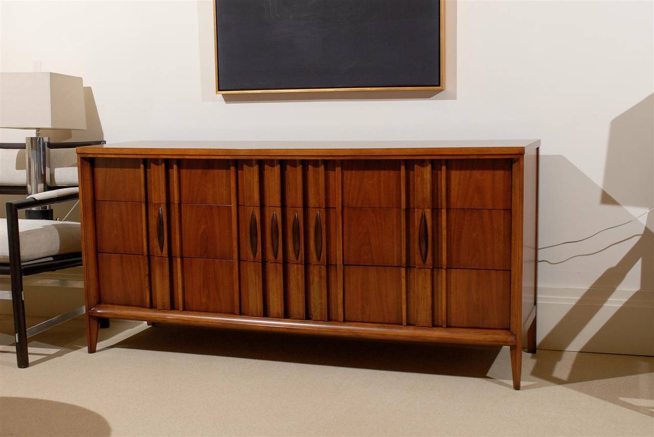Un fantastico esempio di una rara serie di valigie di Thomasville, del 1960 circa. Un eccezionale design di ispirazione danese realizzato in un bellissimo legno di noce. Un pezzo ricco e caldo che aggiungerà una grande consistenza a qualsiasi