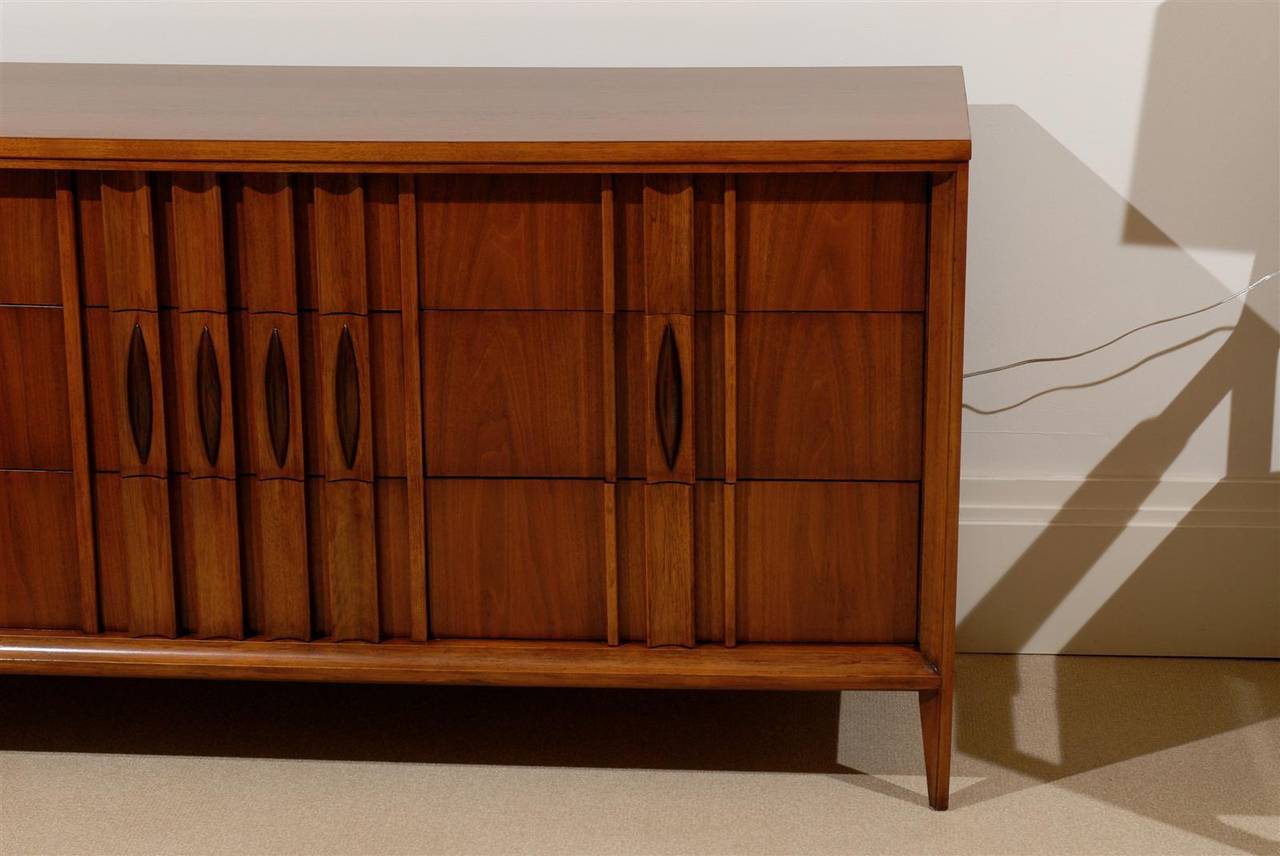 Americano Splendida cassettiera moderna a nove cassetti in noce in vendita