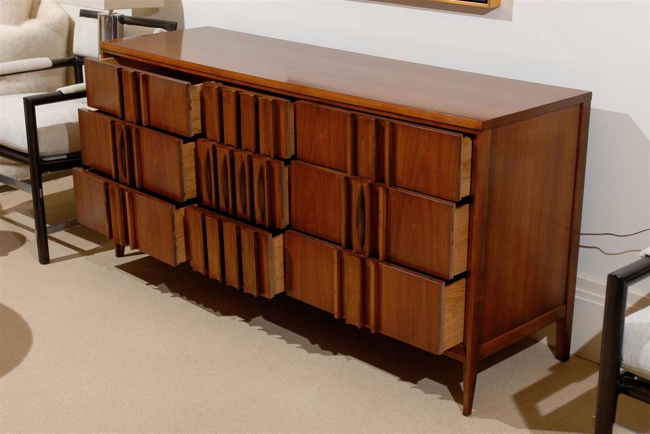 Américain Magnifique commode moderne à neuf tiroirs en noyer en vente