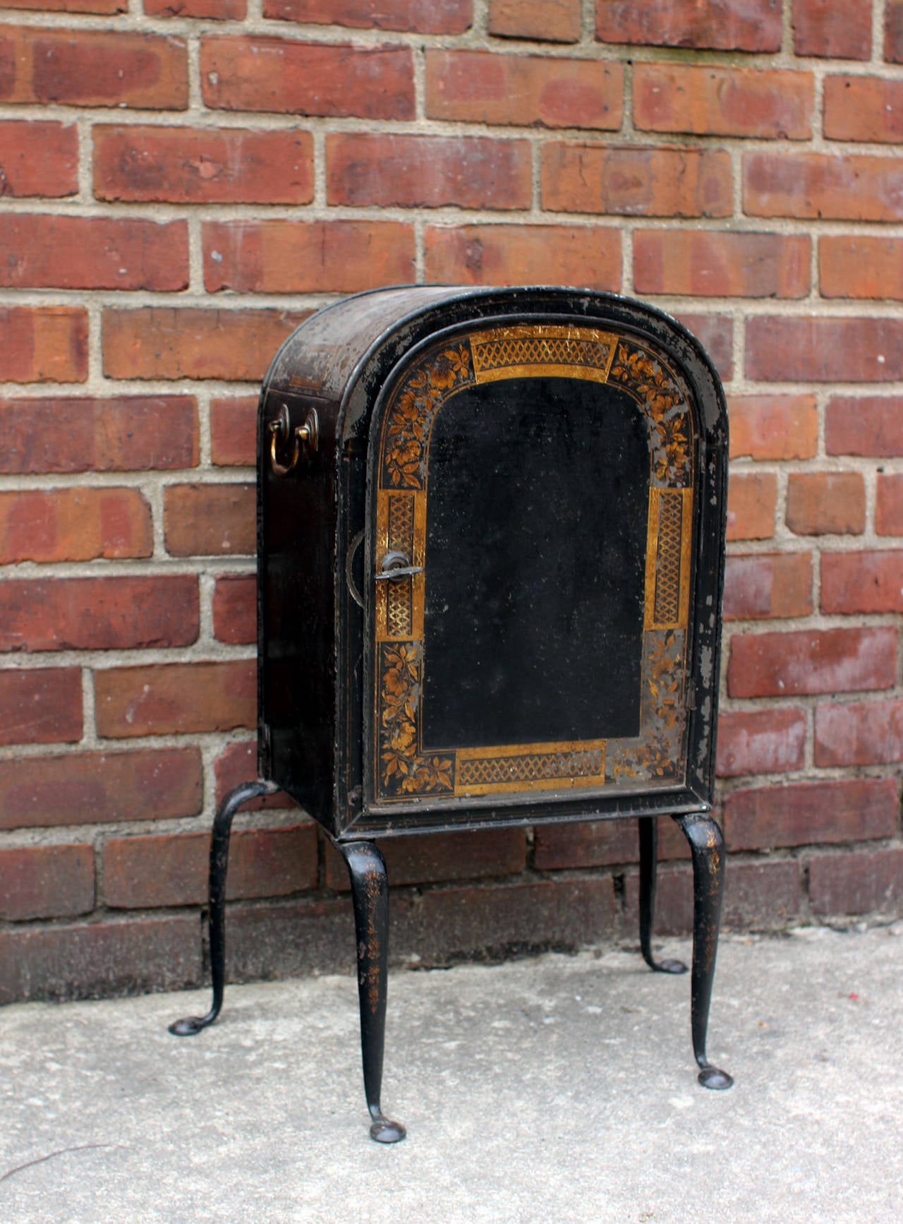 A lovely tabletop or hearth front paint decorated piece, this Georgian Japanned tin plate warmer with excellent original chinoiserie decoration, cabriole legs with penny feet and original brass handles, was originally set with its back to a