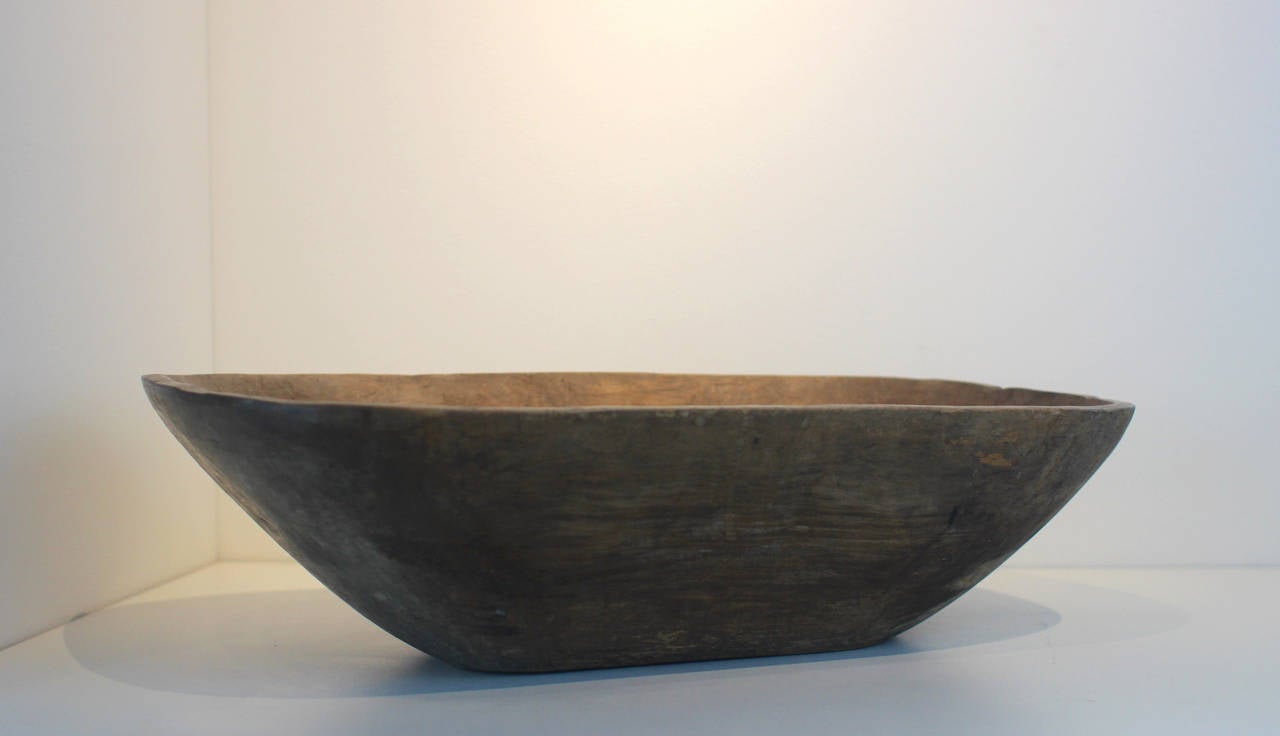 Large Early 19th Century American Carved Bowl In Excellent Condition In Philadelphia, PA