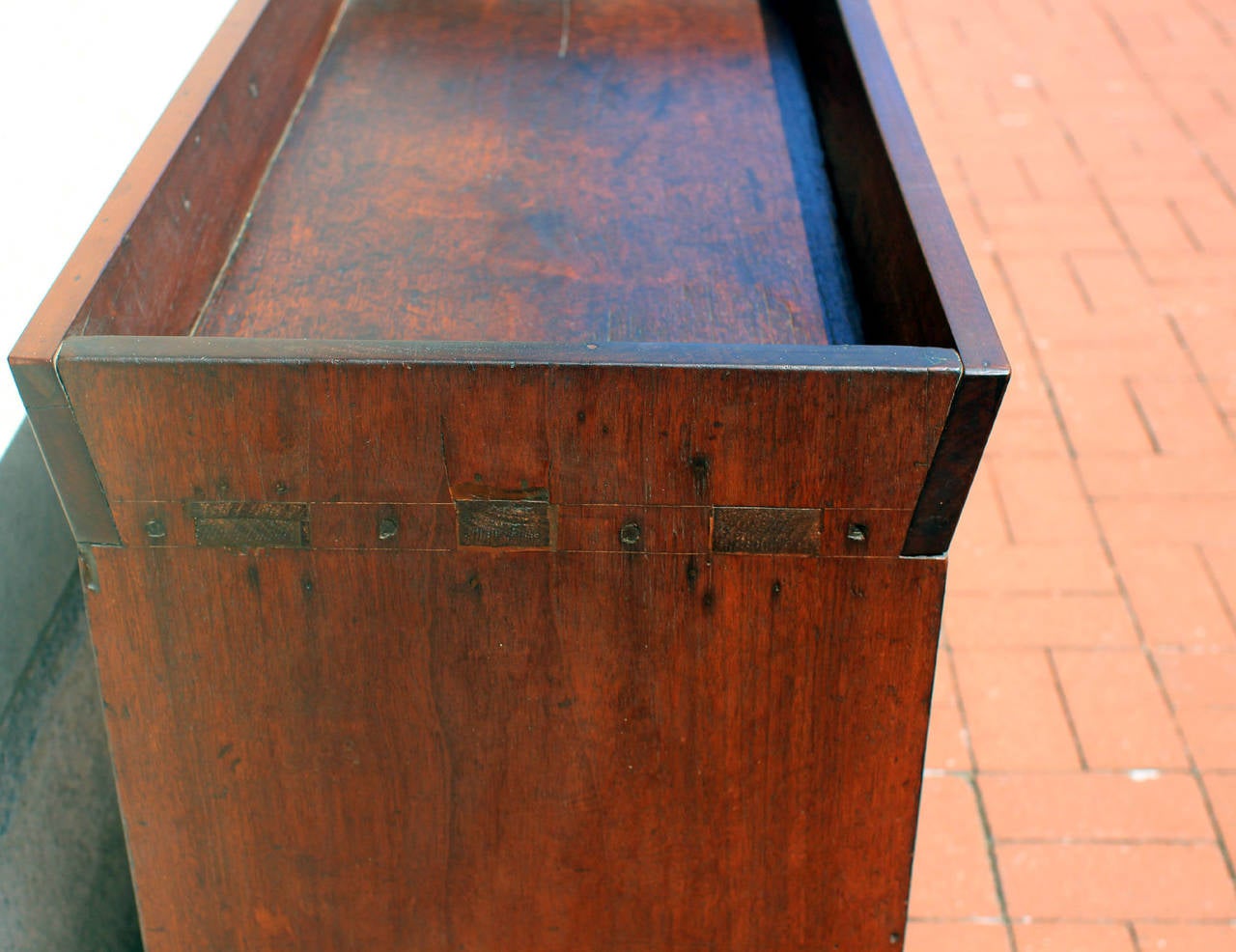 Bucket Bench with Canted Top, Walnut, American, circa 1850 In Excellent Condition In Philadelphia, PA