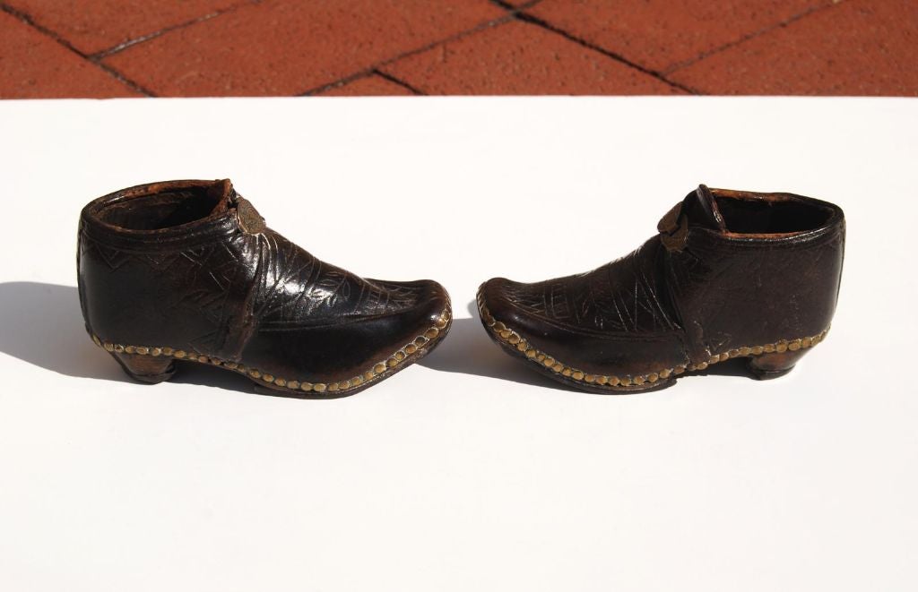 Pair of Early 19th Century Miniature Shoes In Excellent Condition In Philadelphia, PA