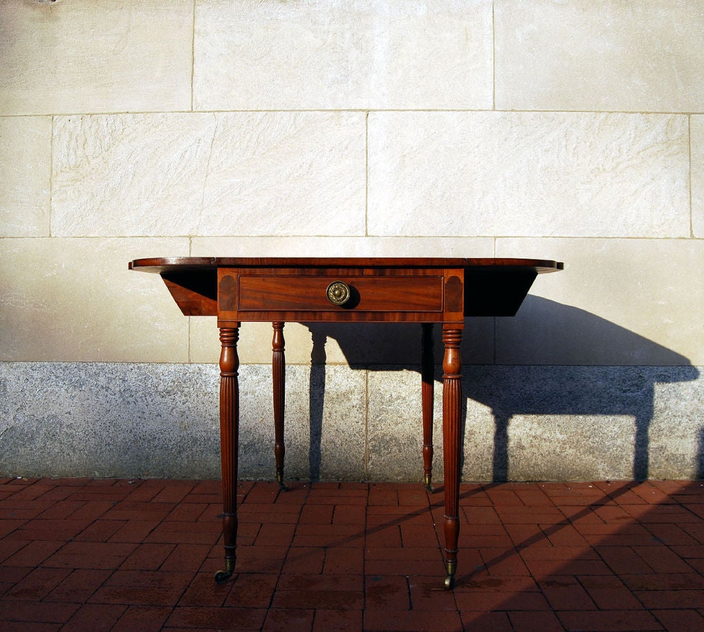 New York Drop-Leaf Pembroke Table, c. 1820 In Excellent Condition In Philadelphia, PA