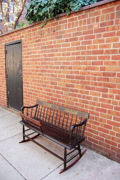 American Mammy Bench, Original Paint, circa 1840 In Excellent Condition In Philadelphia, PA
