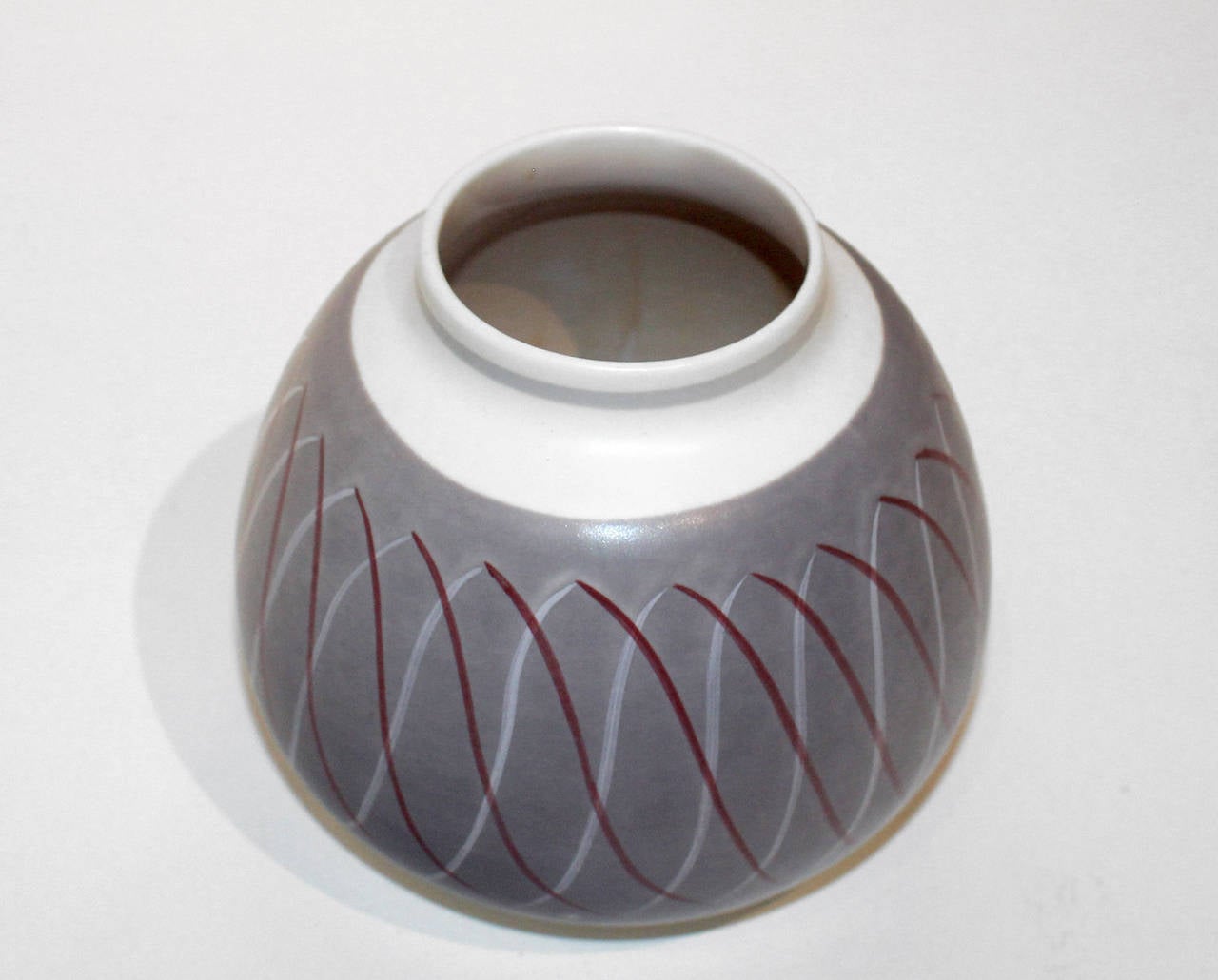 Starting out as a tile manufacturer in the 19th century, the Poole company developed outstanding glazing techniques and interesting forms. In the 1950s, after the wartime restrictions were lifted, and the British were once again allowed to