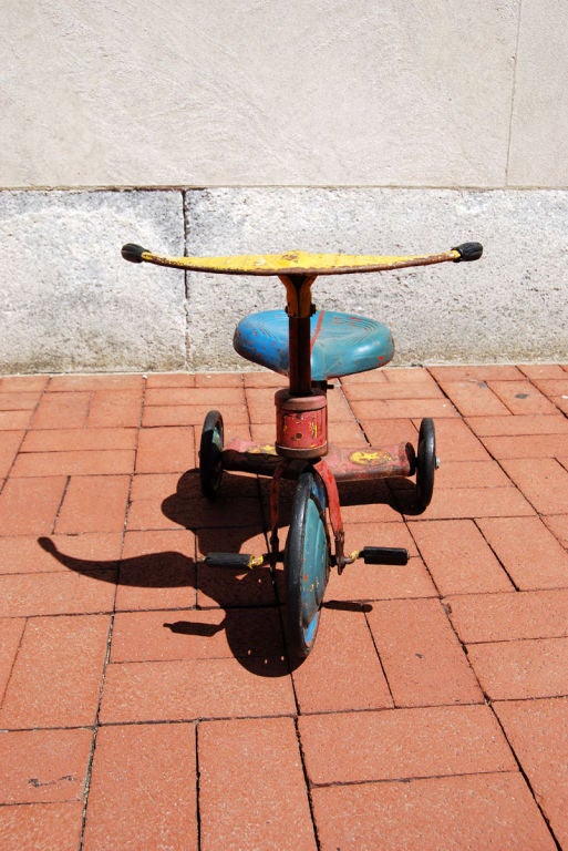 Highly amusing: very small, brightly colored child's tricycle with two-tone seat; American, circa 1930, all original paint. Ready to use.