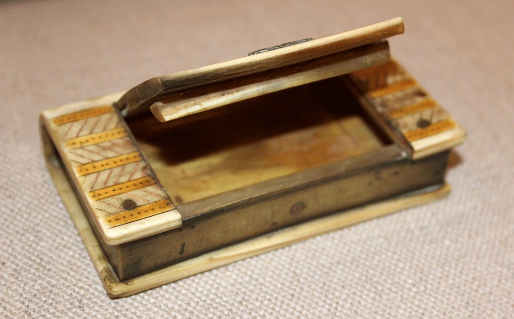 18th c. Horn & Brass Snuff Box In Excellent Condition In Philadelphia, PA
