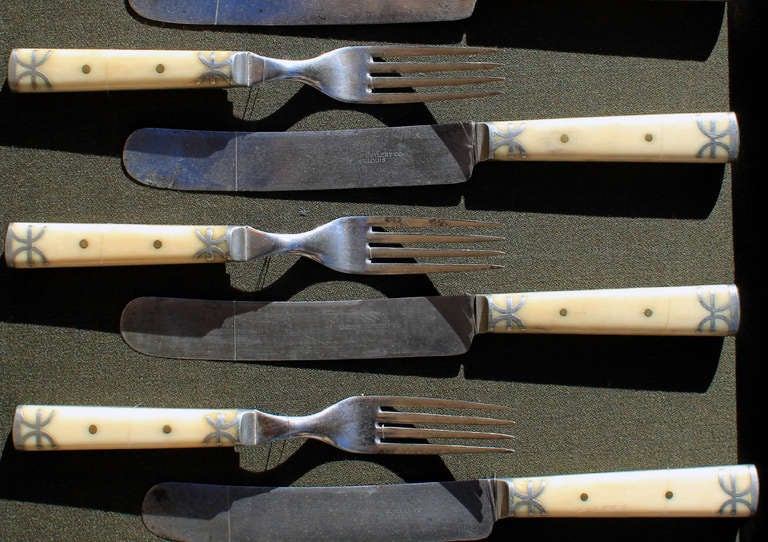 Graphic and rare set of 6 forks and 6 knives from the Bridge Cutlery Company in St. Louis, Missouri, marked as such, made of steel and bone with strong decoration; circa 1850, affixed into a shadowbox created from a very good period frame.