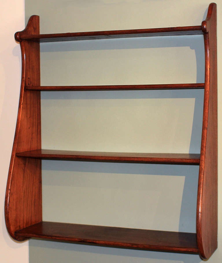 A very good walnut whale end hanging shelf, with shelves varying in depths depending on the ends; a fine shelf for showcasing a variety of objects. American, mid 19th century. Very sturdy.
