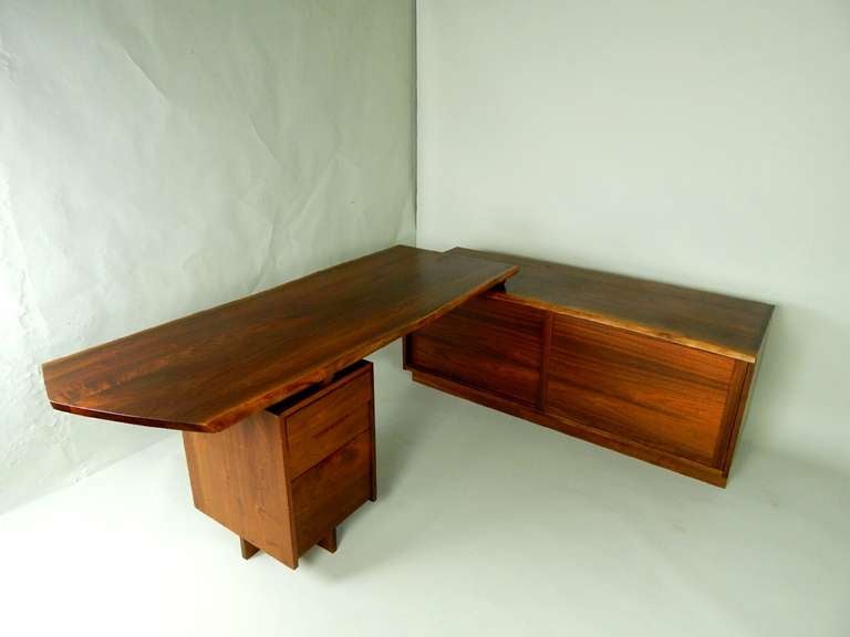 Walnut Pedestal Desk with Credenza by George Nakashima In Excellent Condition In Sea Cliff, NY