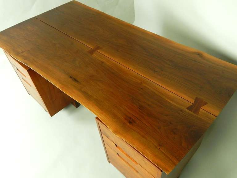 Double Pedestal Desk by George Nakashima In Excellent Condition For Sale In Sea Cliff, NY