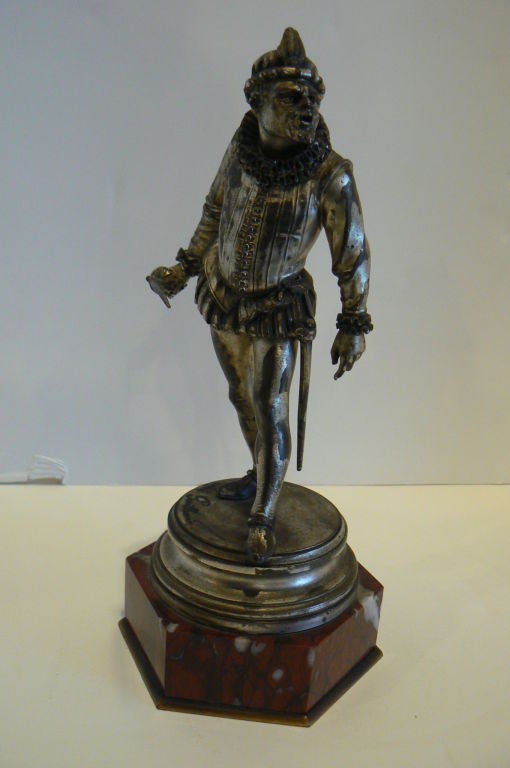 Emile Guillemin Bronze Homme Costumé Tudor avec Epée. Signé en bronze. Numéroté en bas. Bronze argenté