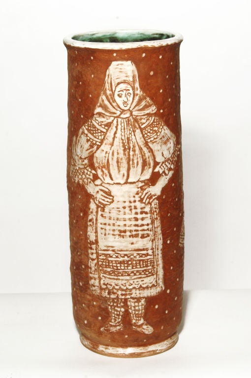 Mid Century Modern folk ceramic with 3 figures