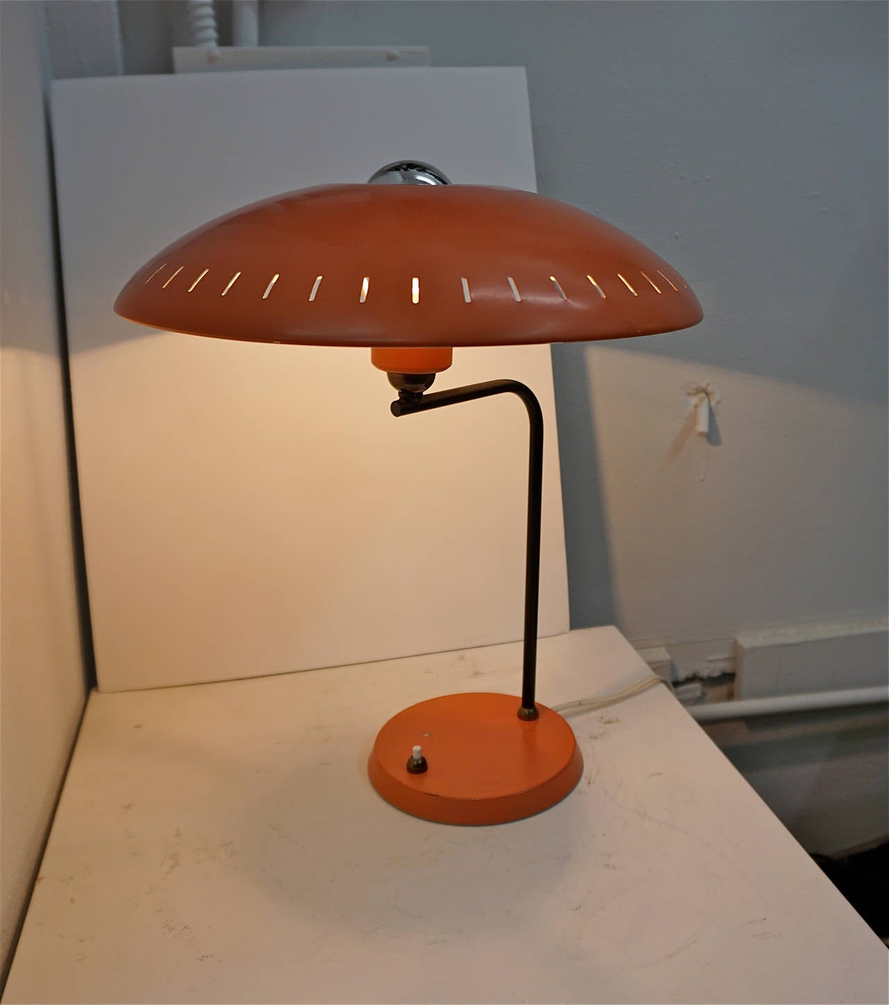 Designed in the 1960s by Kalff for Phillips, Holland.
Salmon colored shad and base with push button on/off switch.