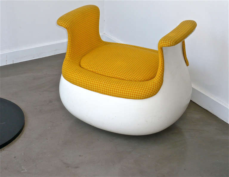 The ottoman rests on a convex base in order to both rock and swivel.
Designed by Held for Knoll from 1967-1970.
Original Knoll fabric on fiberglass frame.
Seat height - 15.5