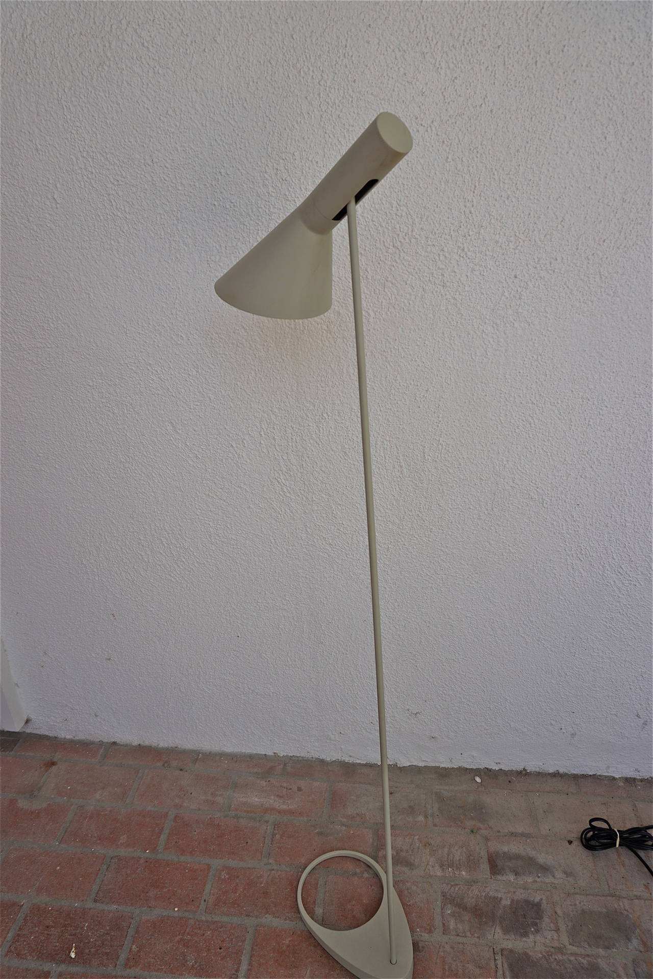 Designed by Jacobsen for Louis Poulson in 1957. Tilting shade offers a variety of lighting options.
Light gray finish.
