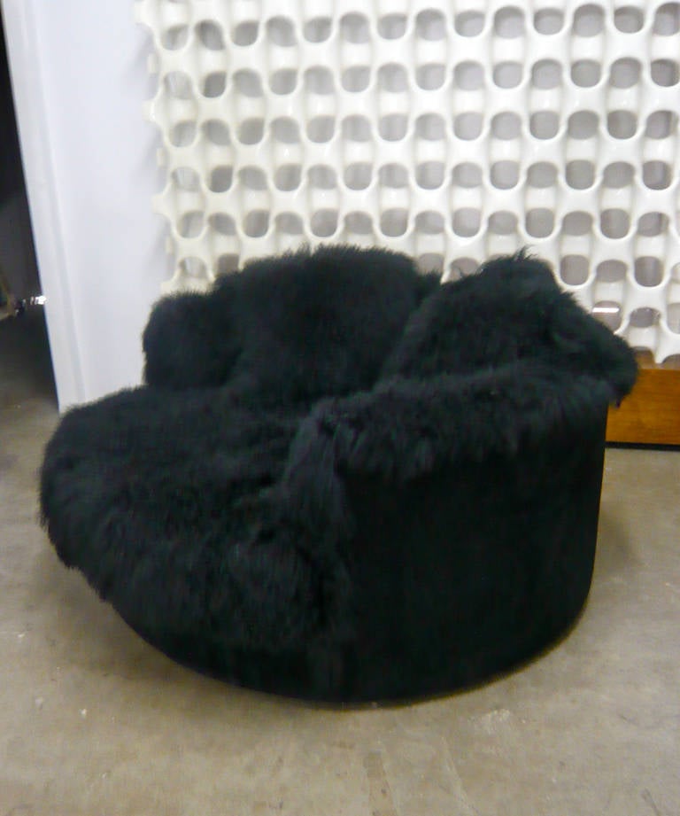 Tibetan Longhaired Sheepskin Round Loveseat In Excellent Condition In Cathedral City, CA