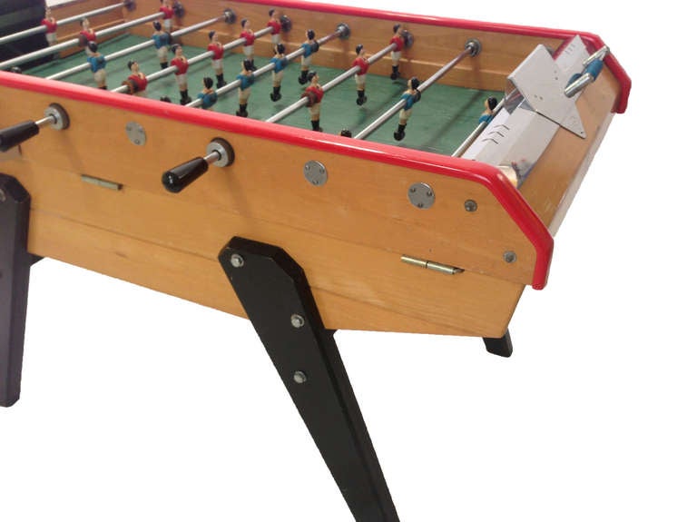 French Vintage Rene Pierre foosball table from the 1970s, with an ESD push chute coin slot. It has 6 balls, and comes with a key to lock and unlock the internal mechanism.