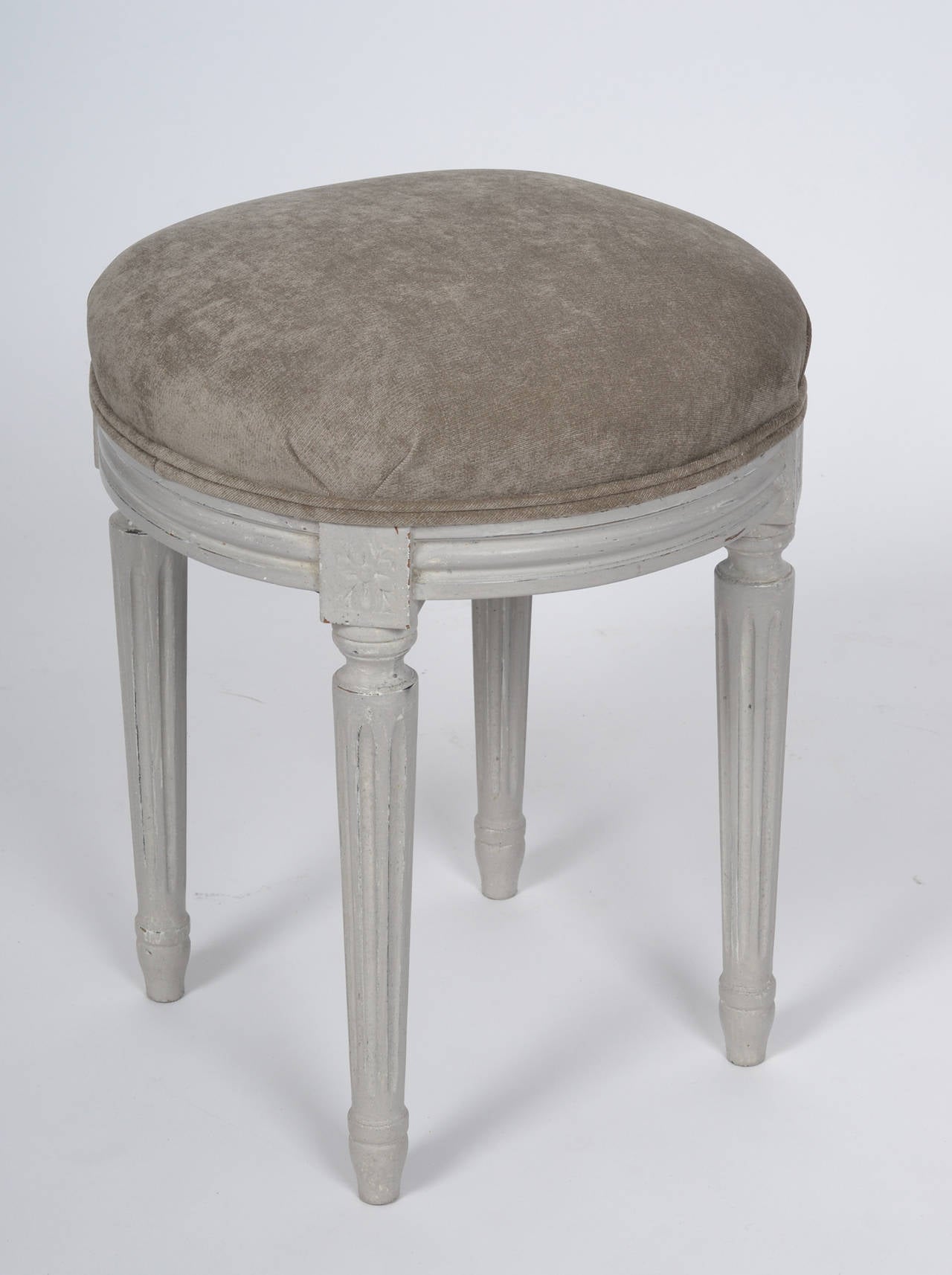 French Louis XVI Style Pair of Stools In Good Condition In Austin, TX