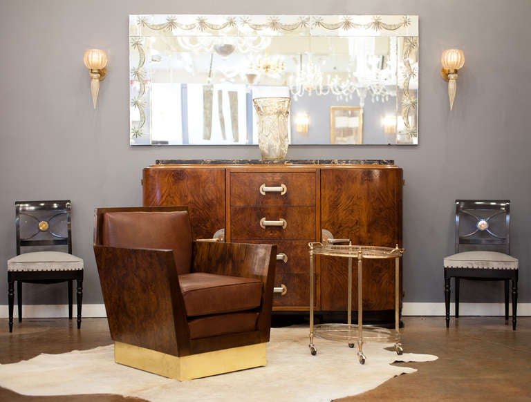 Chariot de bar français d'époque Art Déco en laiton doré avec deux étagères en verre, sur roulettes. Le plateau supérieur avec poignées est amovible. Galeries et pieds cannelés en laiton finement moulés et polis.