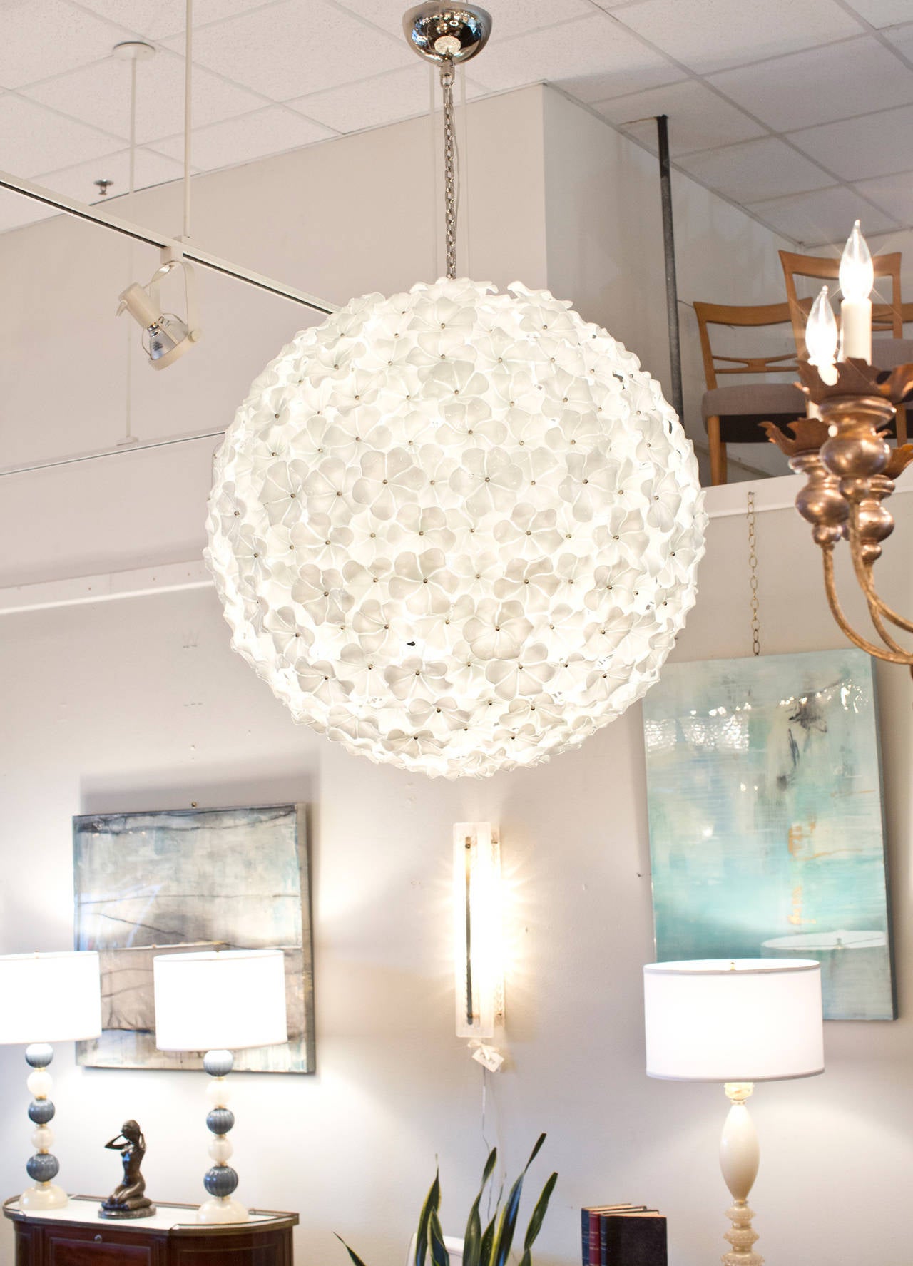 Splendido e gigantesco lampadario a fiori in vetro di Murano in vetro opalino e trasparente. 313 fiori ricavati da stampi antichi, disposti su una struttura in acciaio, ricablata secondo gli standard americani. L'altezza è di 68