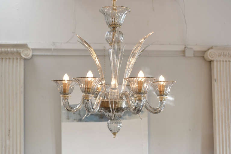 Lampadario in vetro fumé e avventurina di Murano soffiato a mano con sei rami, ricablato per gli Stati Uniti. La polvera d'oro delinea le foglie ricurve, i bobeches e i dettagli degli anelli. Un piccolo pezzo con tutto il fascino di un grande