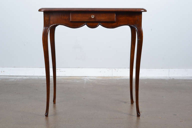 French Louis XV Walnut Table In Good Condition In Austin, TX