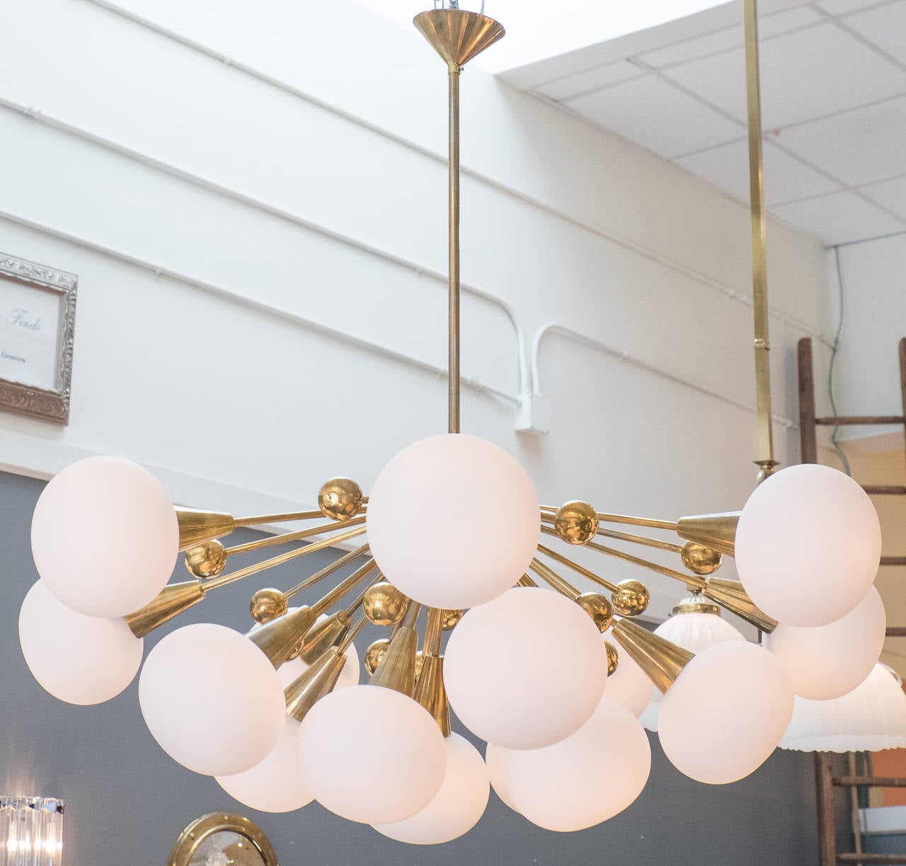 Italian vintage Murano glass and brass Sputnik chandelier in the style of Stilnovo. Fifteen glass globes and fifteen brass balls extend on brass stems from the central brass fixture. Rewired for the US.