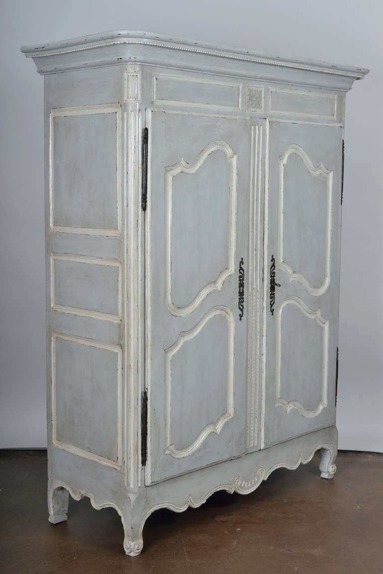 Louis XV Solid Oak Armoire In Good Condition In Austin, TX