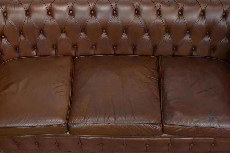 English Vintage Chesterfield Sofa 3