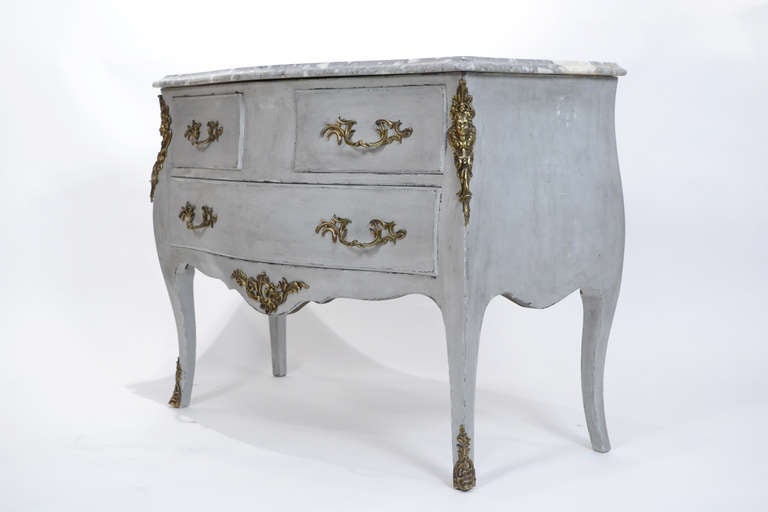French Louis XV Gray Marble Top Bombé Chest In Good Condition In Austin, TX