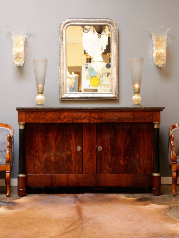 Buffet Empire français cubain en acajou flammé avec plateau en marbre