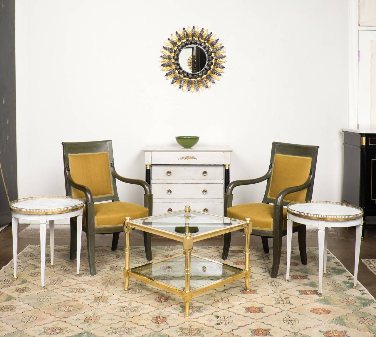 Vintage Beistelltisch aus massivem vergoldetem Messing mit zwei Glasablagen von Maison Raphael.