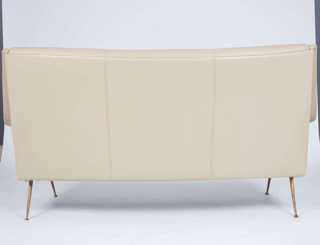 Italian Mid-Century Modern Leather Sofa in the Manner of Carlo di Carli. 5