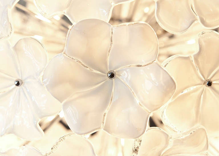 Murano Glass Flower Chandelier by Cenedese In Excellent Condition For Sale In Austin, TX