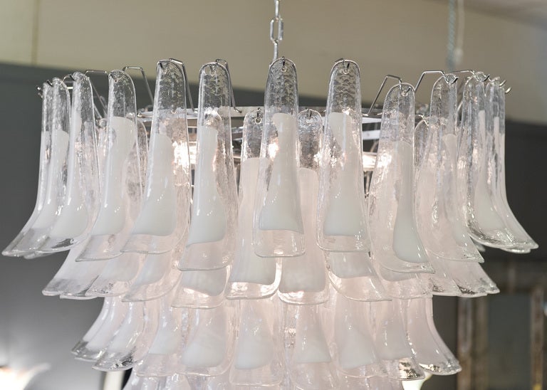 XXIe siècle et contemporain Lustre en cristal de Murano et verre opalin de Mazzega en vente