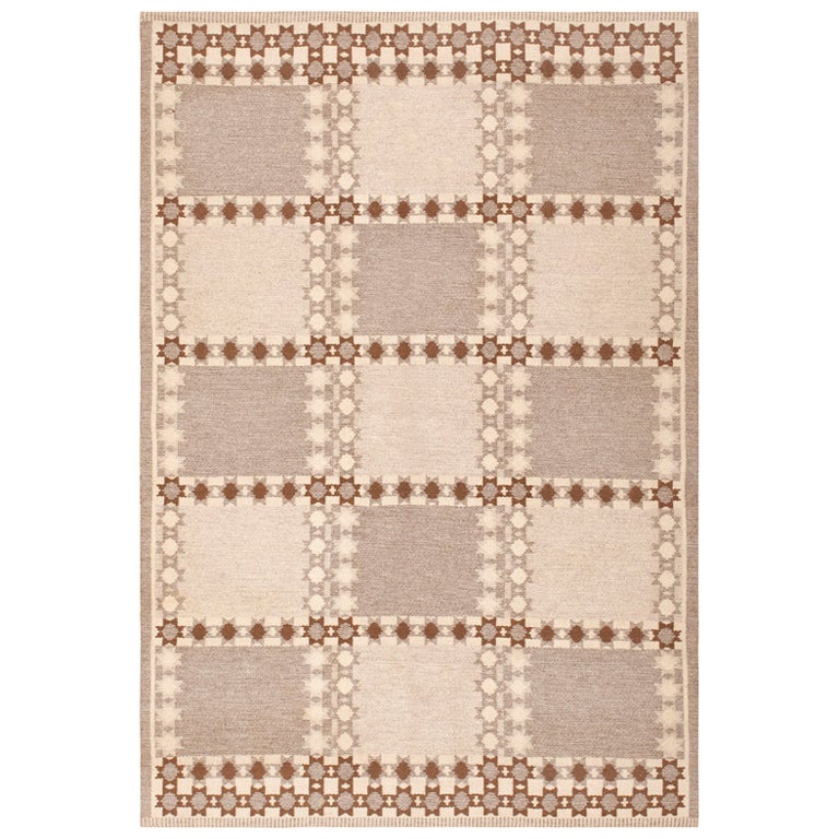 This archetypal vintage Kilim from Sweden depicts a precisely crafted double-sided composition with compartmental tiles that are separated by bands of eight-pointed stars. These charming star motifs infuse the composition with local traditions,