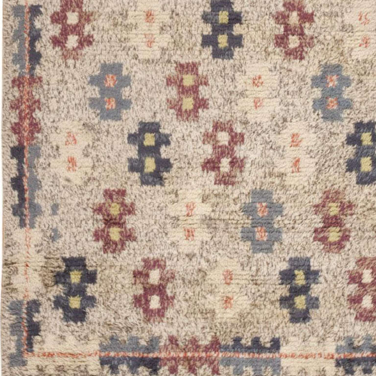 Richly textured, this graphic vintage rya from Sweden features a modern pattern of repeating medallions with crisp crenellated outlines. Alternating color blocks decorate each motif while emphasizing the contrast between the luxurious roan