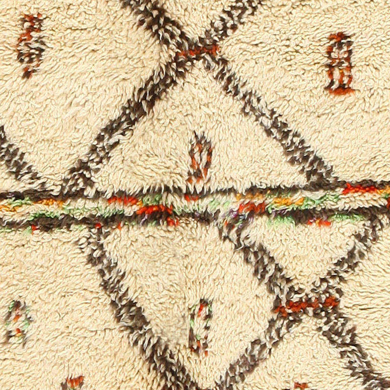 Beau tapis berbère épais Beni Ourain marocain vintage, Pays d'origine / Type de tapis : tapis marocain vintage, Date approximative : vintage du milieu du XXe siècle. Dimensions : 1,73 m x 3,66 m (5 ft 8 in x 12 ft)

Ce tapis marocain d'époque, qui